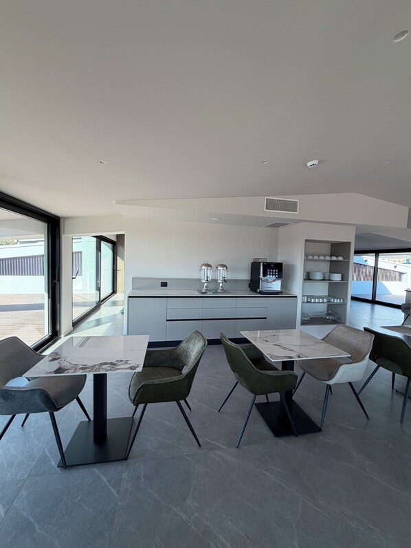 Desayuno buffet (EUR 7 por persona)