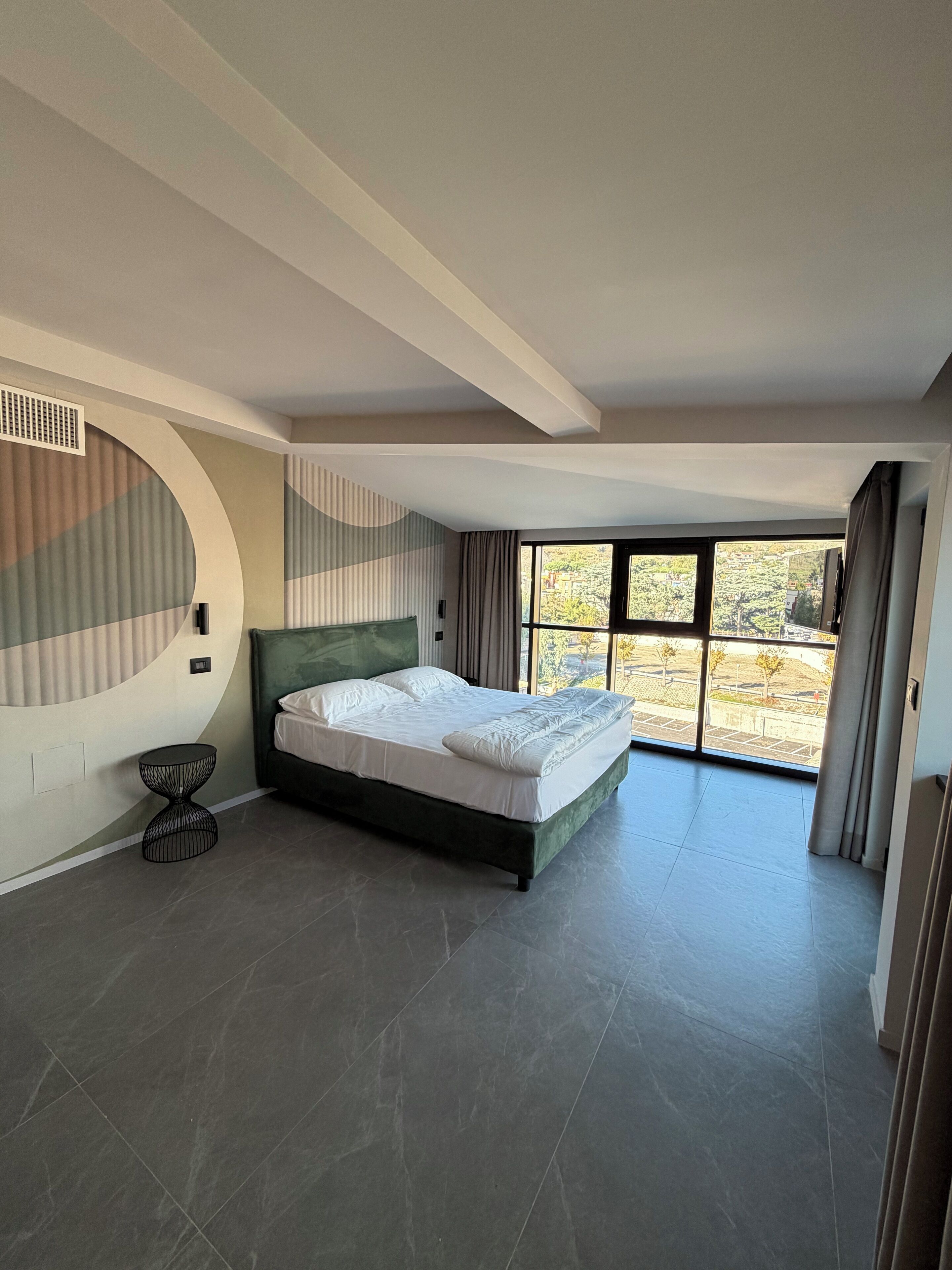 Comfort-herbergi með tvíbreiðu rúmi - borgarsýn | Öryggishólf í herbergi, skrifborð, hljóðeinangrun