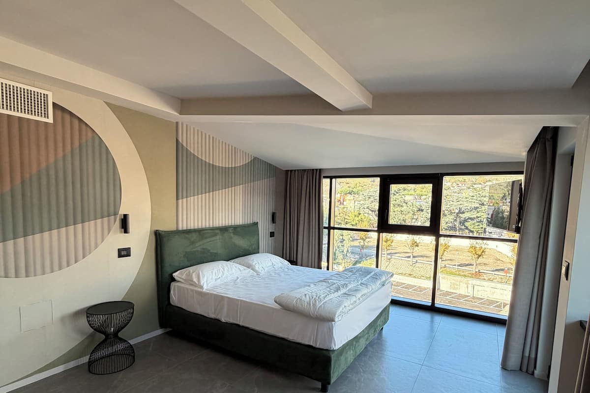 Habitación doble Confort, vista a la ciudad | Caja de seguridad en la habitación, escritorio y insonorización