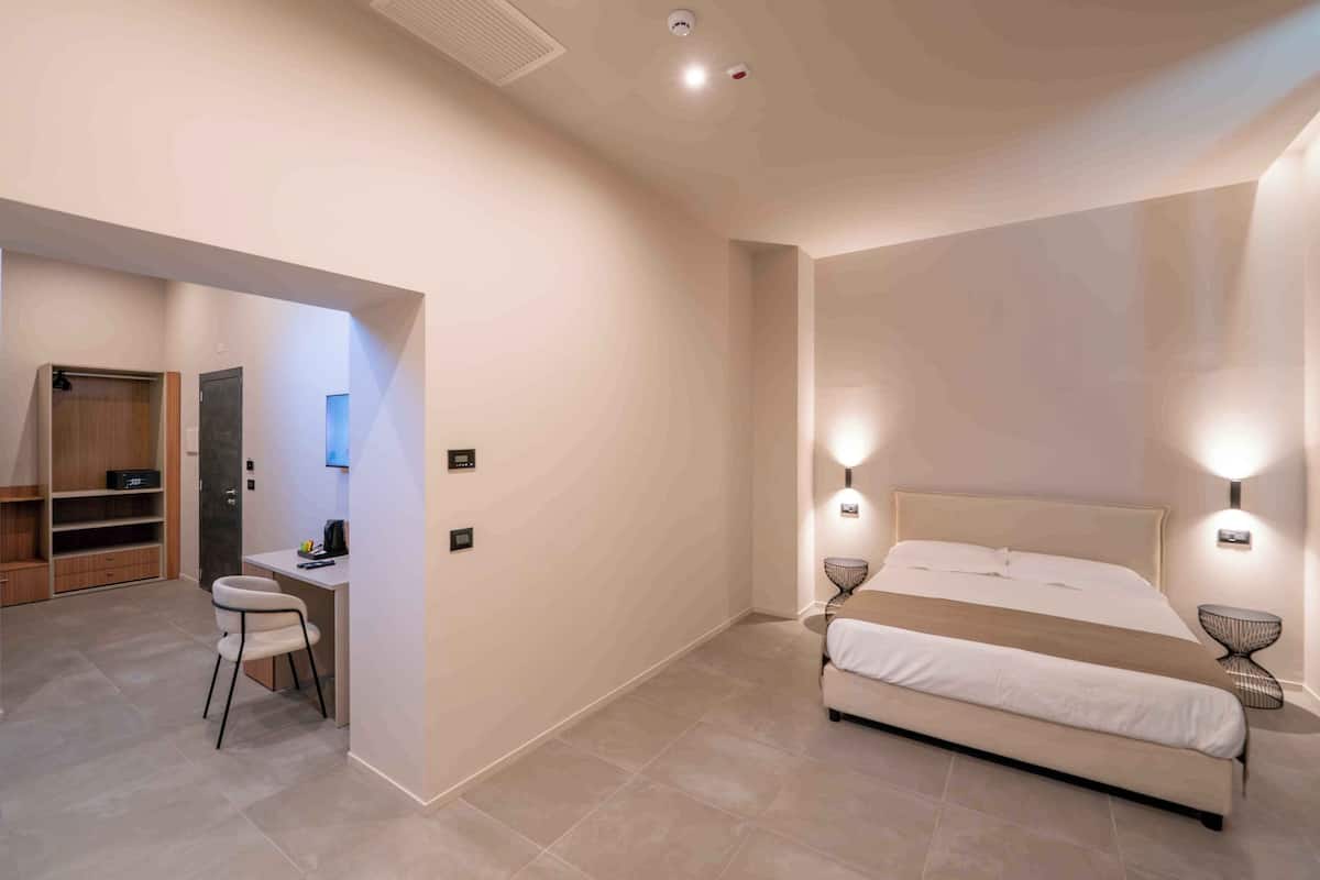 Standard Quadruple Room, Roll-in Shower | In-room safe, desk, soundproofing, free WiFi