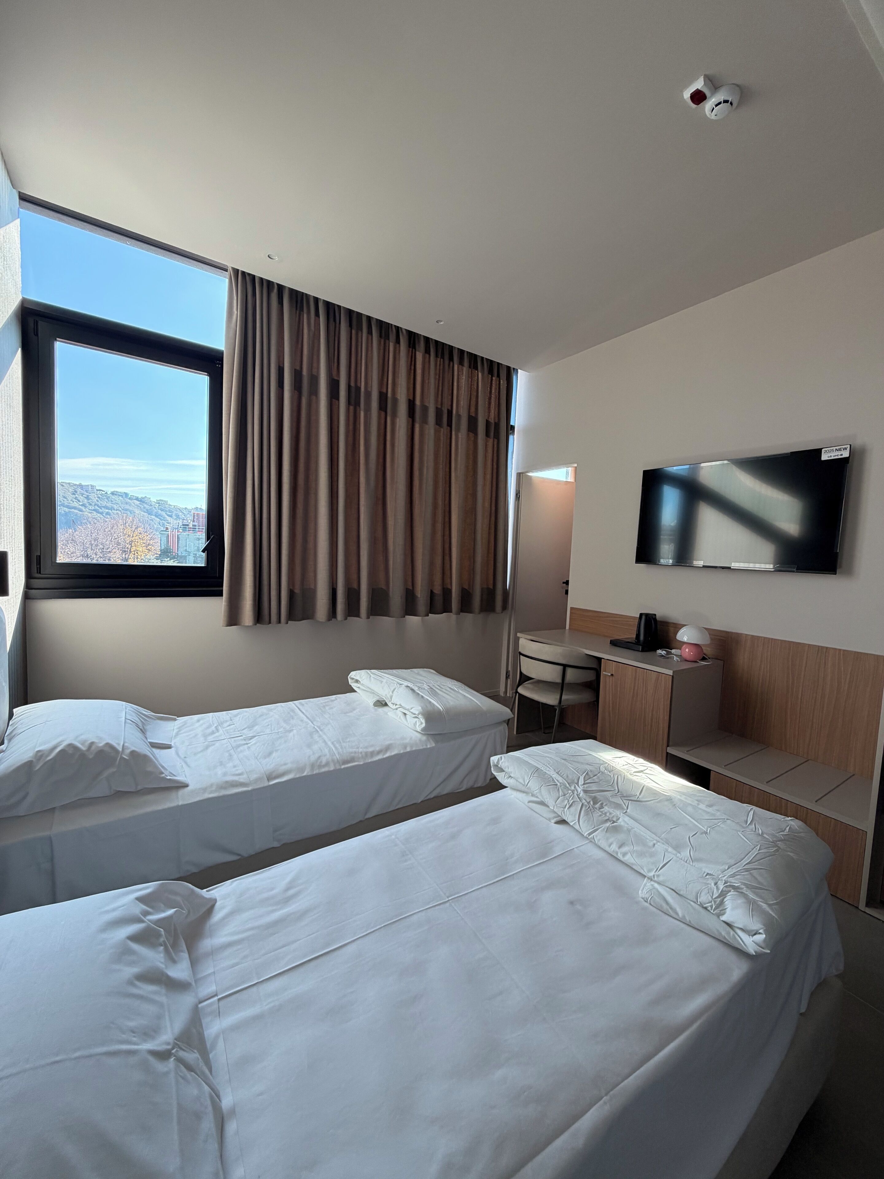 Standard-herbergi - borgarsýn | Öryggishólf í herbergi, skrifborð, hljóðeinangrun