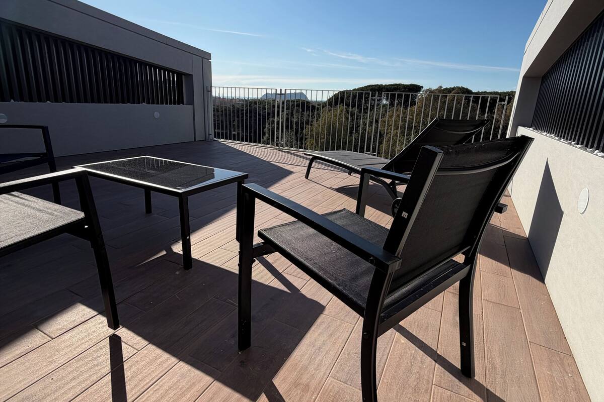 Habitación Confort con 2 camas individuales, vista a la ciudad | Caja de seguridad en la habitación, escritorio y insonorización