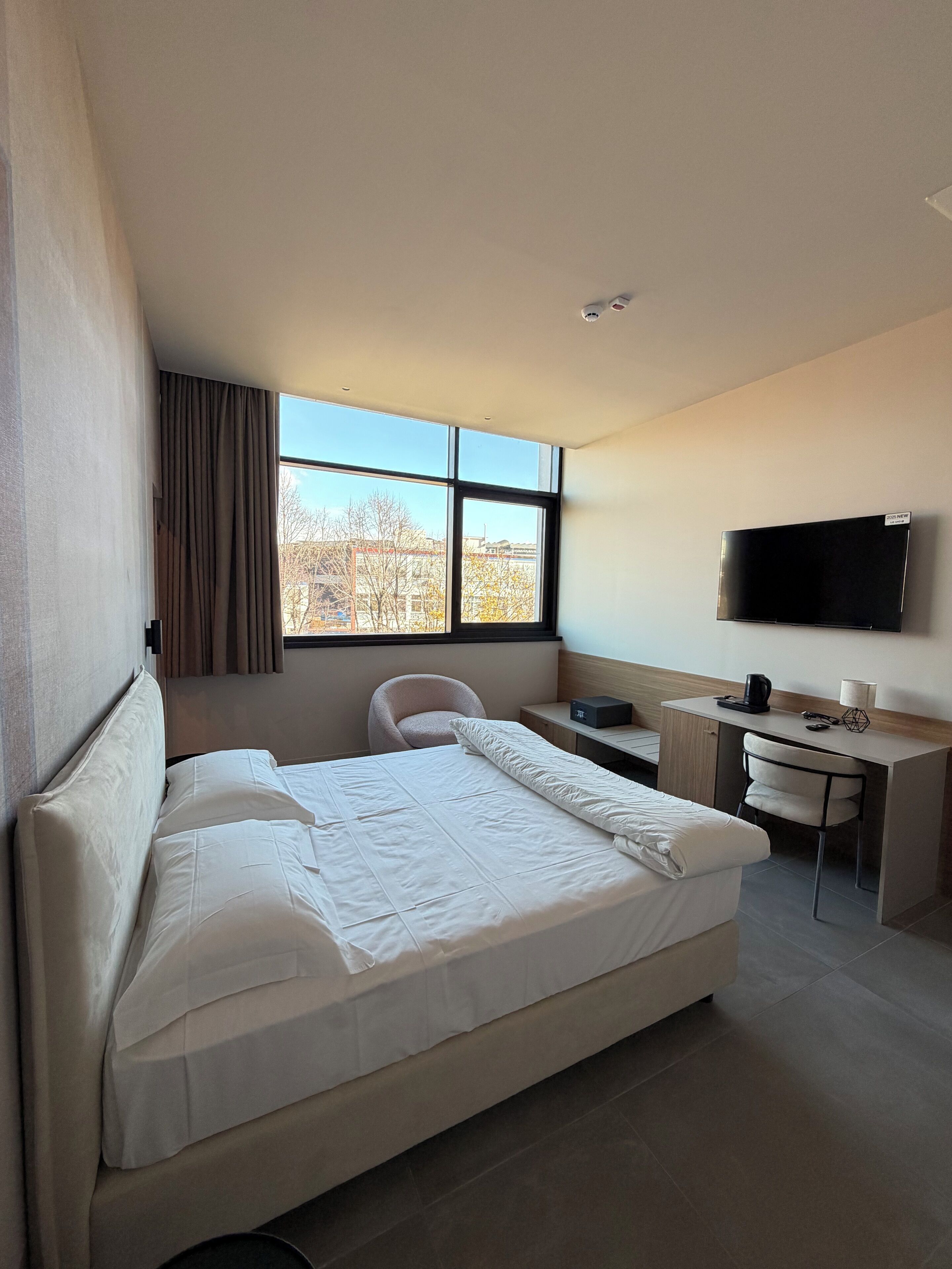 Standard-herbergi með tvíbreiðu rúmi - borgarsýn | Öryggishólf í herbergi, skrifborð, hljóðeinangrun