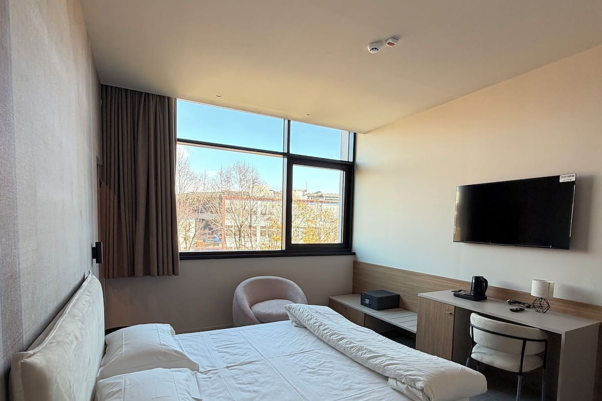 Habitación doble estándar, vista a la ciudad | Caja de seguridad en la habitación, escritorio y insonorización