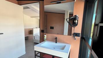 Comfort-Doppelzimmer, Stadtblick | Badezimmer | Dusche, Haartrockner, Handtücher, Seife