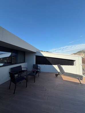 Habitación Confort con 2 camas individuales, vista a la ciudad | Caja de seguridad en la habitación, escritorio y insonorización