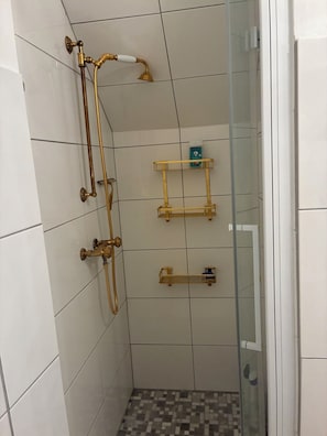 Dusche, Haartrockner, Handtücher, Seife