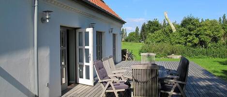 2 restaurants, breakfast served