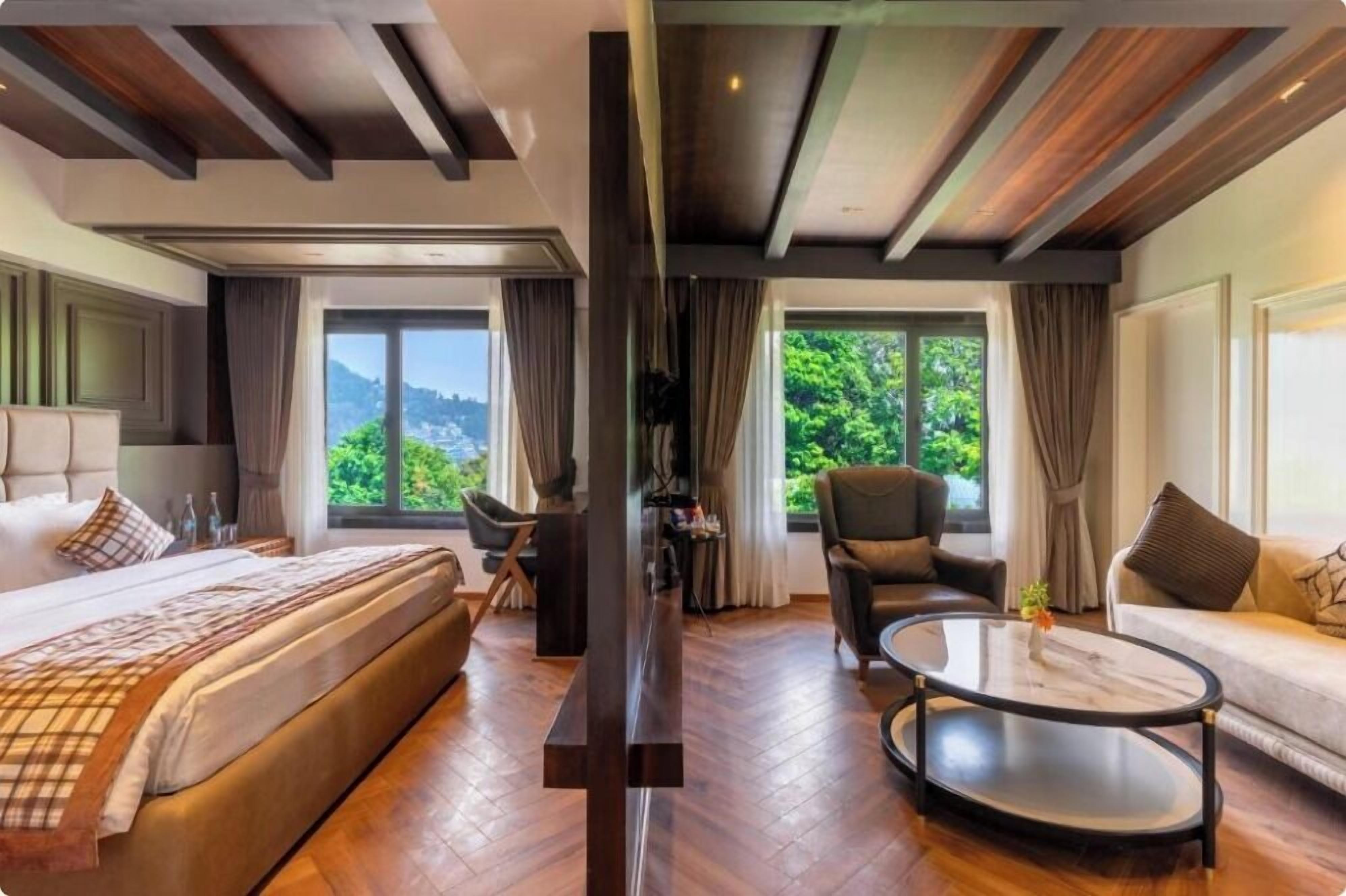 Presidential Suite | In-room safe, desk, laptop workspace, iron/ironing board