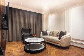 Suite presidencial | Caja de seguridad en la habitación y escritorio 