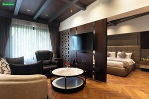 ห้องเพรสซิเดนเชียลสวีท | ตู้นิรภัยในห้องพัก, โต๊ะทำงาน, พื้นที่ทำงานแบบใช้แล็ปท็อป