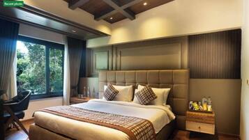 Suite presidencial | Caja de seguridad en la habitación y escritorio