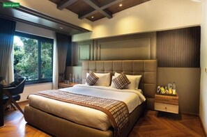 Suite presidencial | Caja de seguridad en la habitación y escritorio 