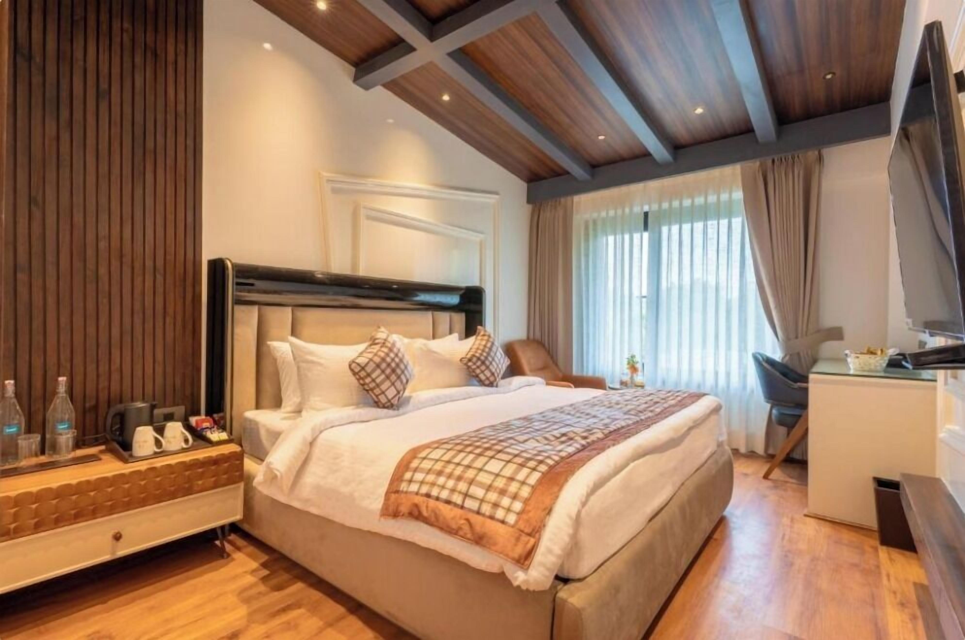 Premium Room | In-room safe, desk, laptop workspace, iron/ironing board