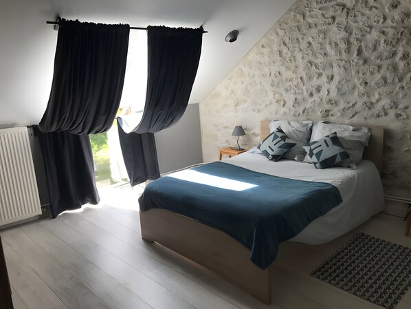 Tabla de planchar con plancha, wifi y ropa de cama