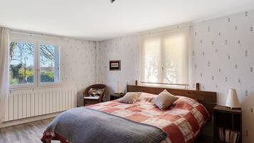 3 bedrooms, iron/ironing board, WiFi, bed sheets