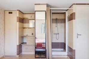 Douche, sèche-cheveux, serviettes fournies