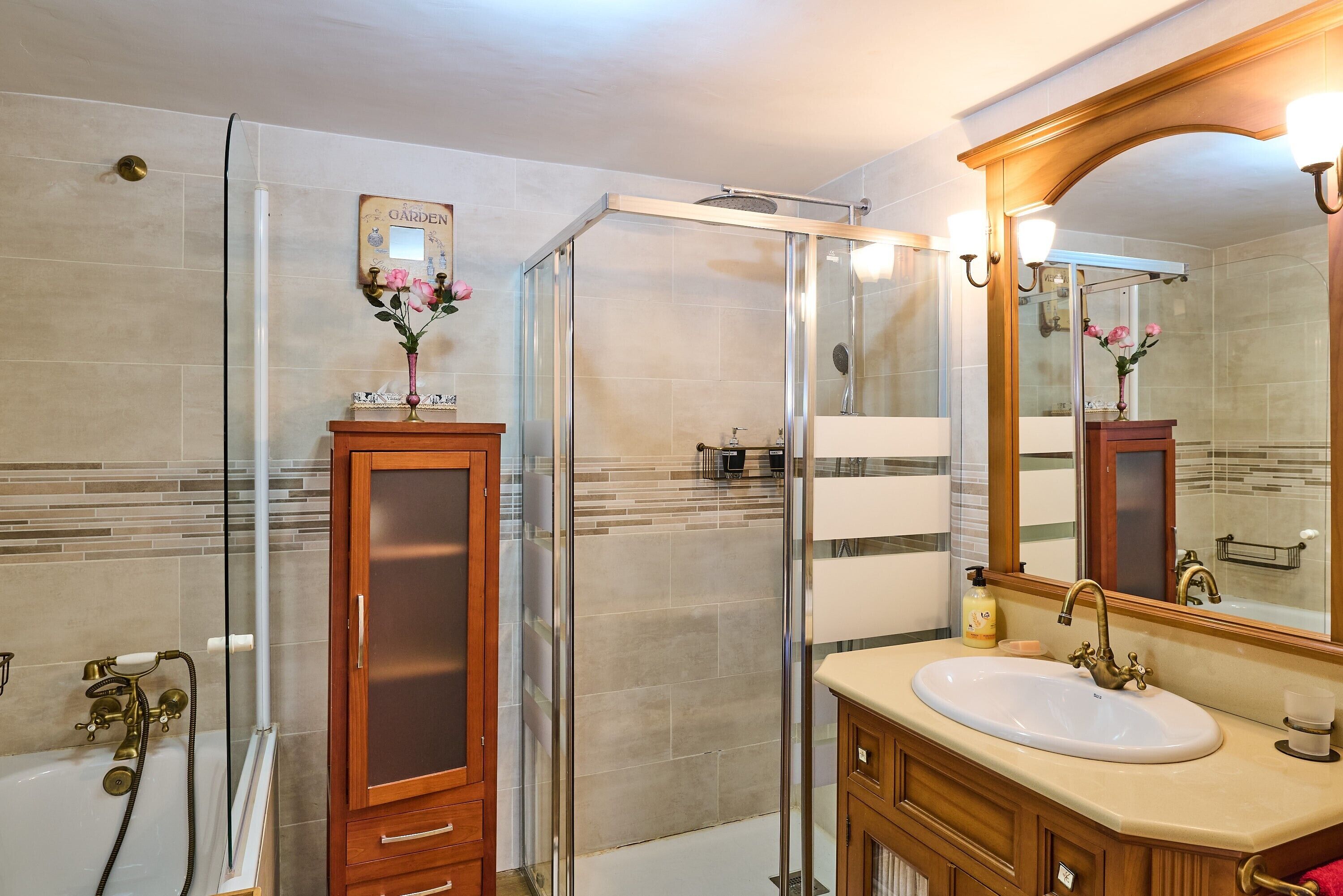 Een douche, een haardroger, handdoeken