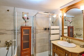 Shower, hair dryer, towels - Country House 'Romo 2' with Mountain View, Wi-Fi and Air Conditioning (Rute)