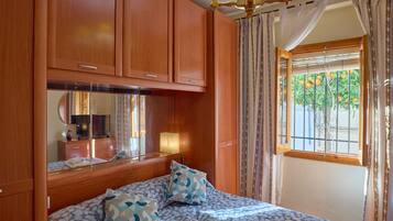 Iron/ironing board, WiFi, bed sheets