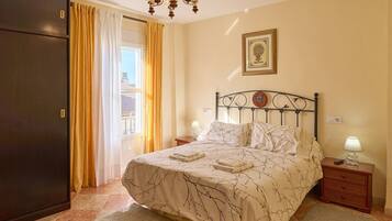 Tabla de planchar con plancha, wifi, ropa de cama