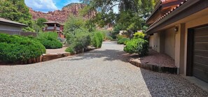 Property grounds - Sedona Sunrise House w/ Stunning Mountain Views (Sedona)
