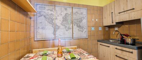 Family Studio, Mountain View (Grange Studio) | Private kitchen | Fridge, microwave, oven, stovetop