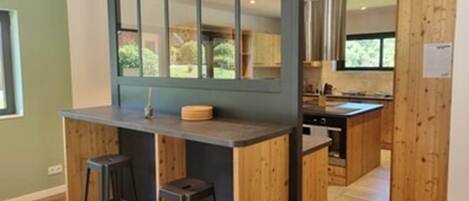 Kühlschrank, Wasserkocher mit Kaffee-/Teezubehör