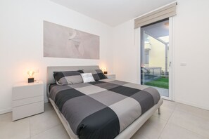 Tabla de planchar con plancha, wifi gratis y ropa de cama 