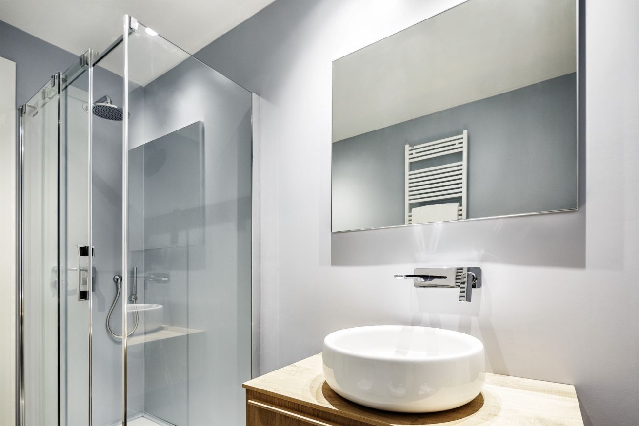 Regadera, bidet, toallas 