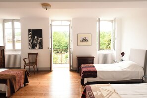 6 室のベッドルーム、デスク、アイロン / アイロン台、旅行用ベビーベッド