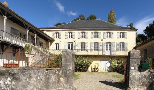 Domaine Argia, 4-star groupe accomodation, large swimming pool, Pays Basque