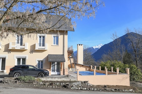 Exterior. Guest Room 1 with Shared Pool, Communal Garden and Wi-Fi