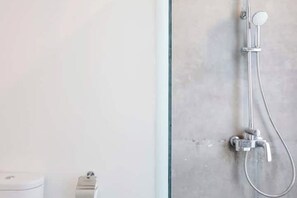 Douche, sèche-cheveux, bidet, serviettes fournies