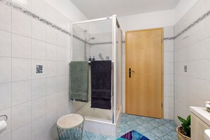 Shower, hair dryer, towels - Alpine View Apartment with Mountain Views, Balcony & Wi-Fi (Schopfheim)