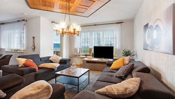 TV, caminetto, lettore DVD