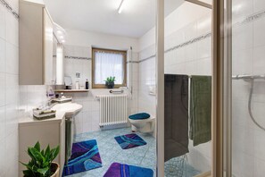 Een douche, een haardroger, handdoeken