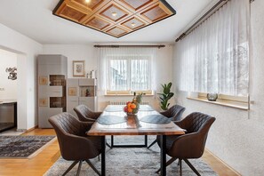 Dining - Alpine View Apartment with Mountain Views, Balcony & Wi-Fi (Schopfheim)