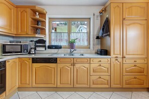 Fridge, microwave, oven, stovetop - Alpine View Apartment with Mountain Views, Balcony & Wi-Fi (Schopfheim)