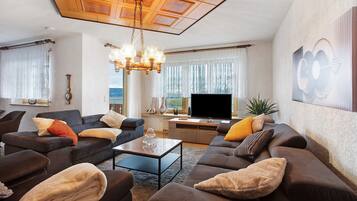 Una televisión, una chimenea, un reproductor de DVD