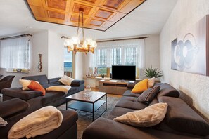 Fernseher, Kamin, DVD-Player