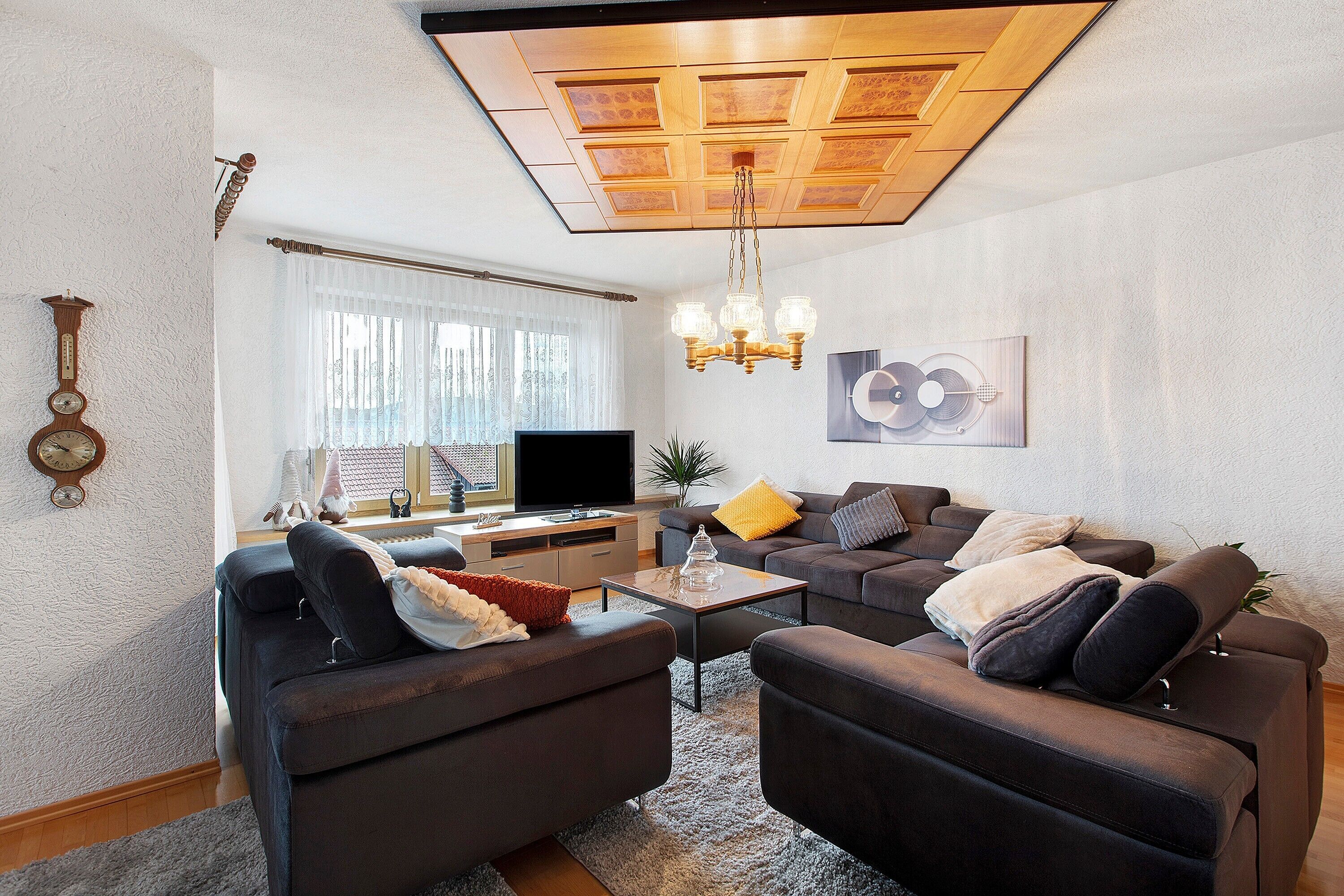 Televisie, een open haard en een dvd-speler