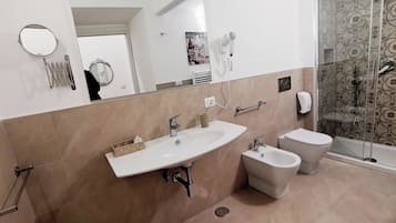 Kahden hengen standard-huone (yksi tai kaksi sänkyä) | Kylpyhuone | Saippua, sampoo, vessapaperi