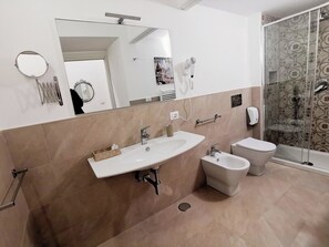 Kahden hengen standard-huone (yksi tai kaksi sänkyä) | Kylpyhuone | Saippua, sampoo, vessapaperi