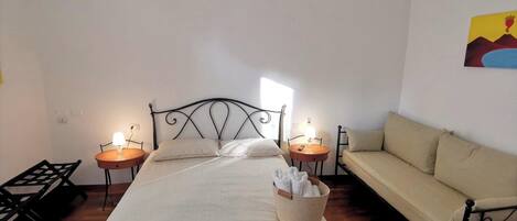 Kamar Double atau Twin Standar | Brankas, meja kerja, ruang kerja ramah laptop, dan tirai kedap cahaya