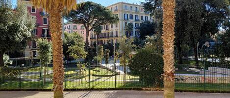 Standard trippelrum - utsikt mot trädgården | Utsikt från rummet