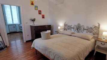 Kolmen hengen standard-huone, näköala puutarhaan | Tallelokero huoneessa, työpöytä