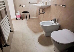 Camera Standard con letto matrimoniale o 2 letti singoli | Bagno | Sapone, shampoo, carta igienica