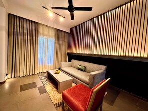 Premium-huone, jokinäköala | Tallelokero huoneessa, työpöytä, äänieristys, ilmainen Wi-Fi