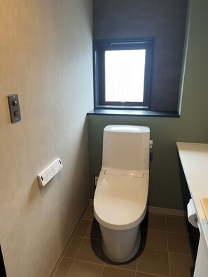 Asciugacapelli, bidet, asciugamani, sapone
